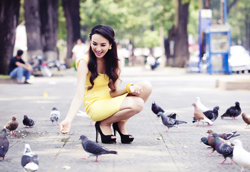 Bắt[-]gặp[-]Ngọc[-]Diễm[-]tại[-]nhà[-]thờ[-]Đức[-]Bà[-]vào[-]sáng[-]cuối[-]tuần,[-]nhiều[-]người[-]không[-]khỏi[-]trầm[-]trồ[-]trước[-]vẻ[-]rạng[-]ngời[-]và[-]tươi[-]trẻ[-]của[-]hoa[-]hậu